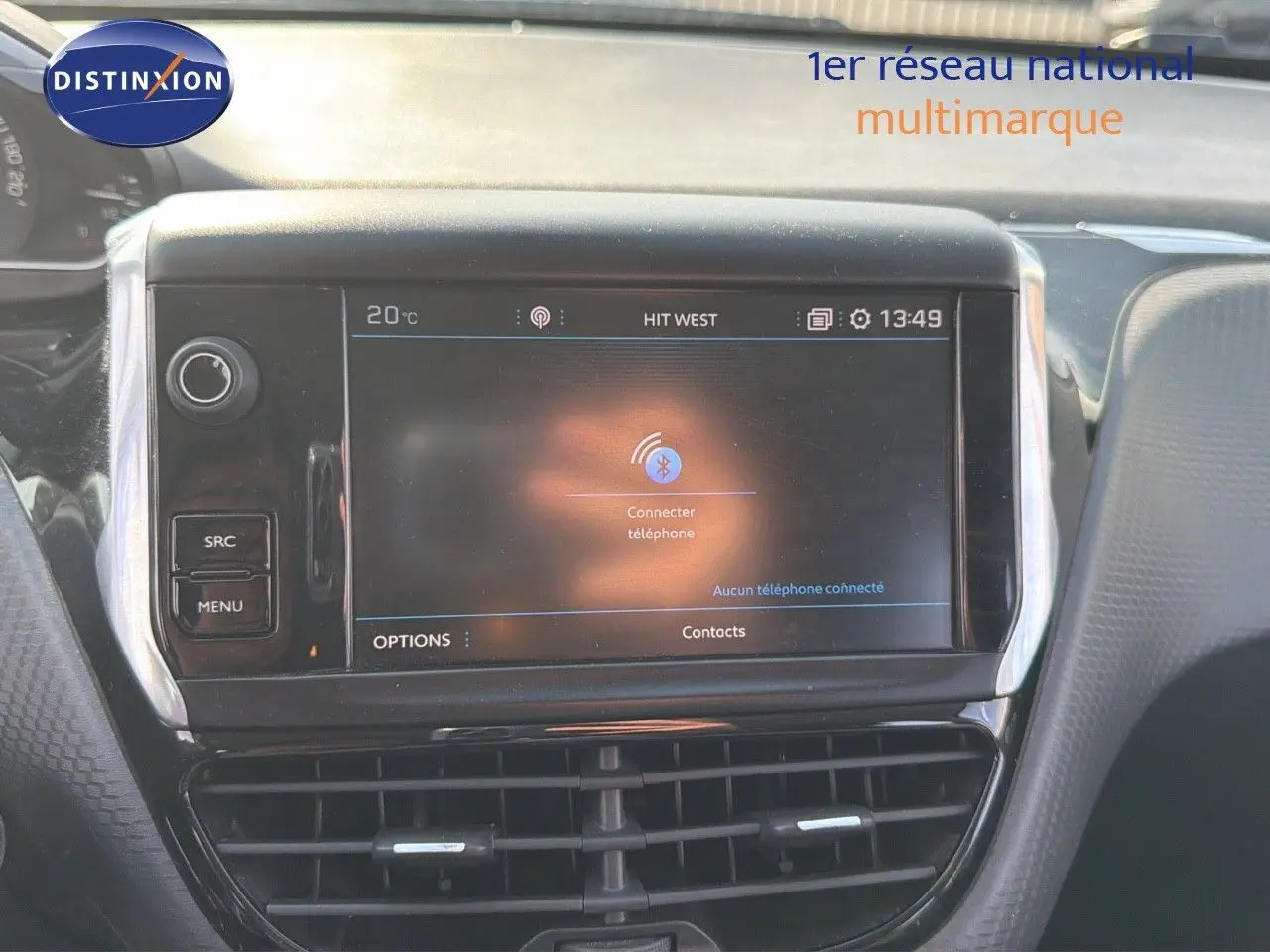 Écran tactile central de la Peugeot 2008 gris platinium, affichant la connexion Bluetooth au tableau de bord.