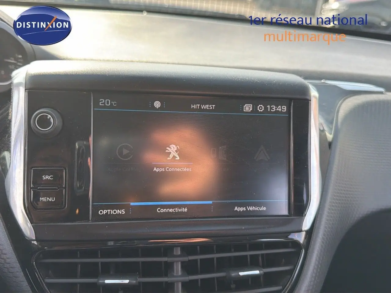 Écran tactile central du tableau de bord du Peugeot 2008 2019 avec interface connectée et commandes autour.