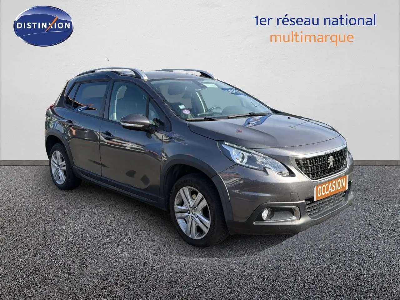 Peugeot 2008 gris platinium en 3/4 avant droit, SUV compact avec toit ouvrant et jantes alliage visibles.