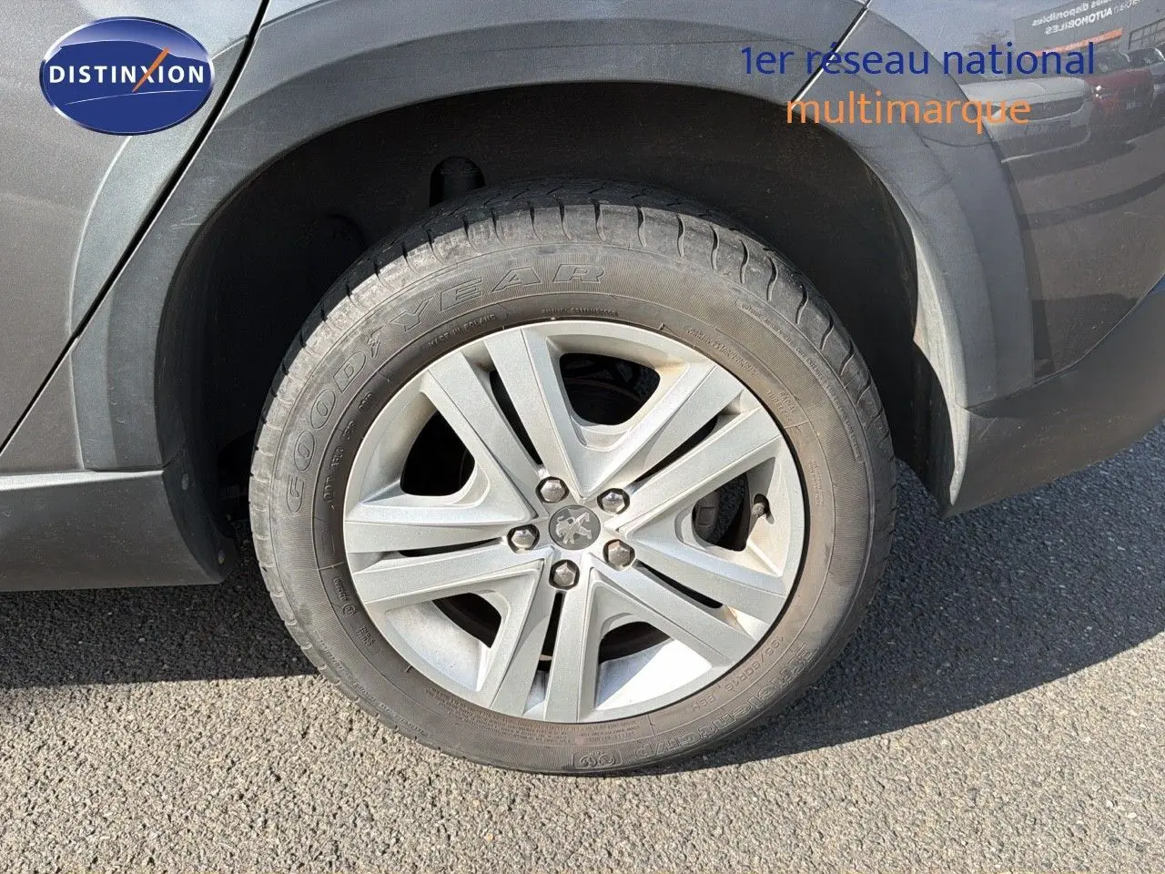 Gros plan sur la roue avant gauche gris platinium d'un Peugeot 2008 1.2 PureTech 130 Signature de 2019.