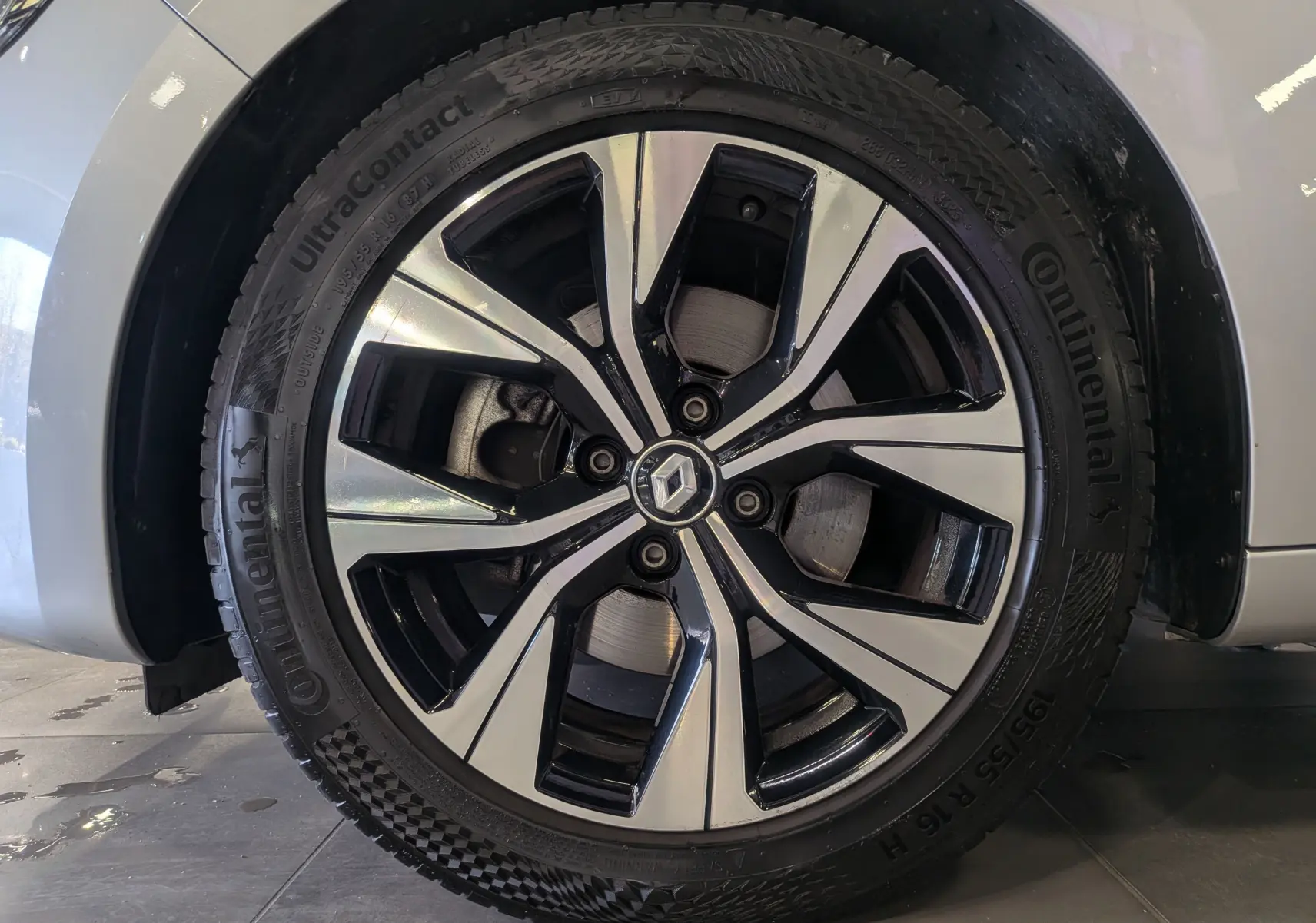 Gros plan sur la jante alliage bi-ton de la Renault Clio V gris platine, mettant en valeur le logo central Renault.