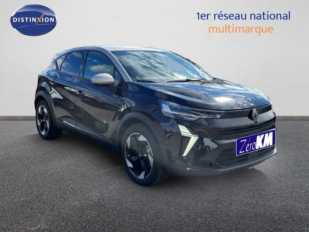 Renault Captur noir en 3/4 avant droit, avec jantes aluminium et éclairage LED distinctif sur fond neutre.