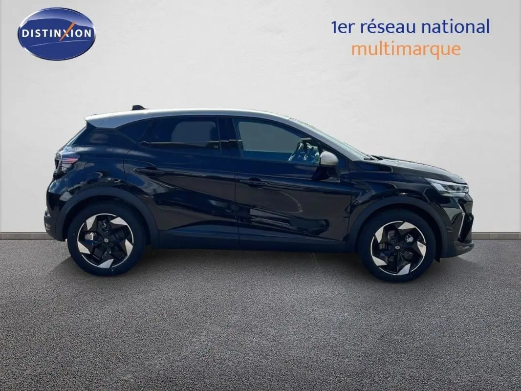 Profil gauche du Renault Captur noir 2025 avec jantes aluminium et rétroviseurs argentés sur fond clair.