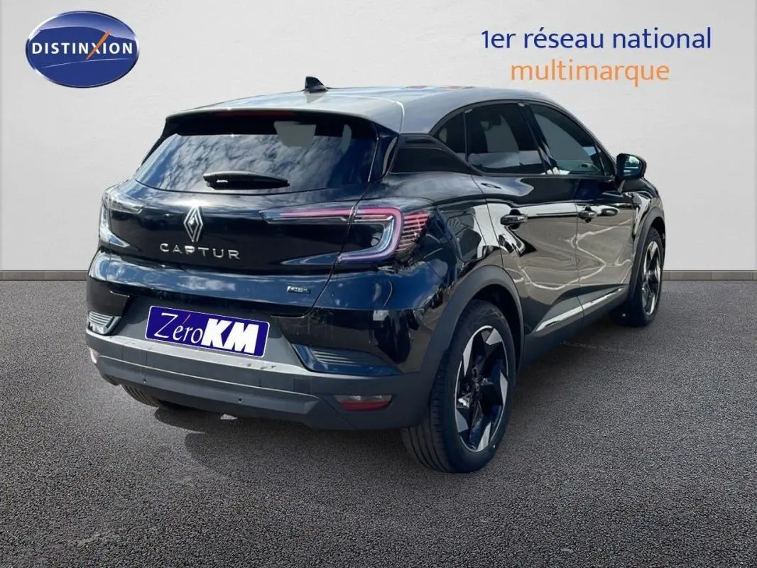 Vue 3/4 arrière droite d'un Renault Captur noir 2025 avec feux LED et jantes aluminium distinctives.