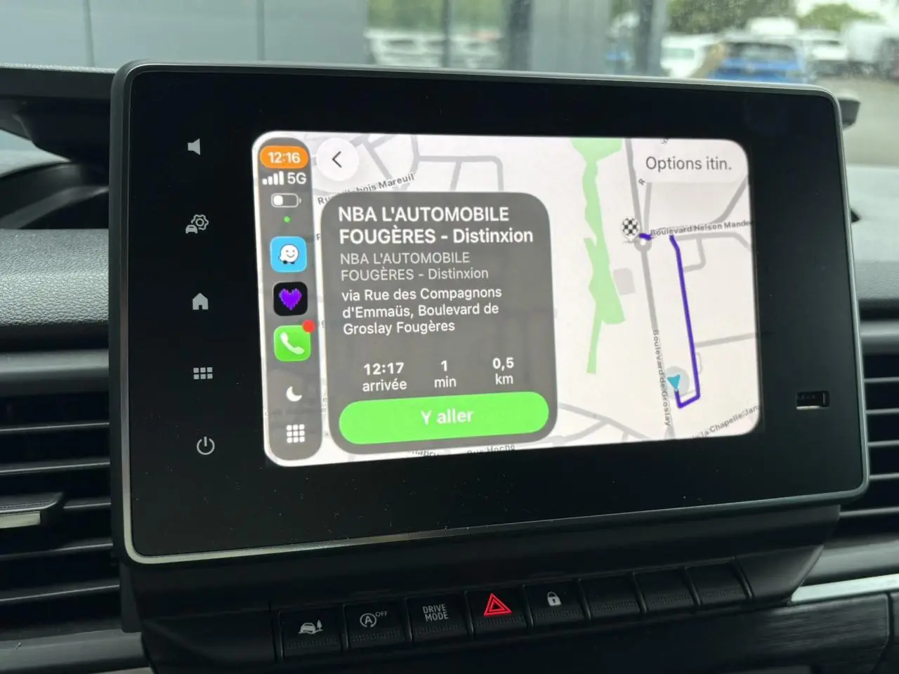 Écran tactile central du Nissan Primastar 2025 affichant la navigation avec itinéraire et options connectées.