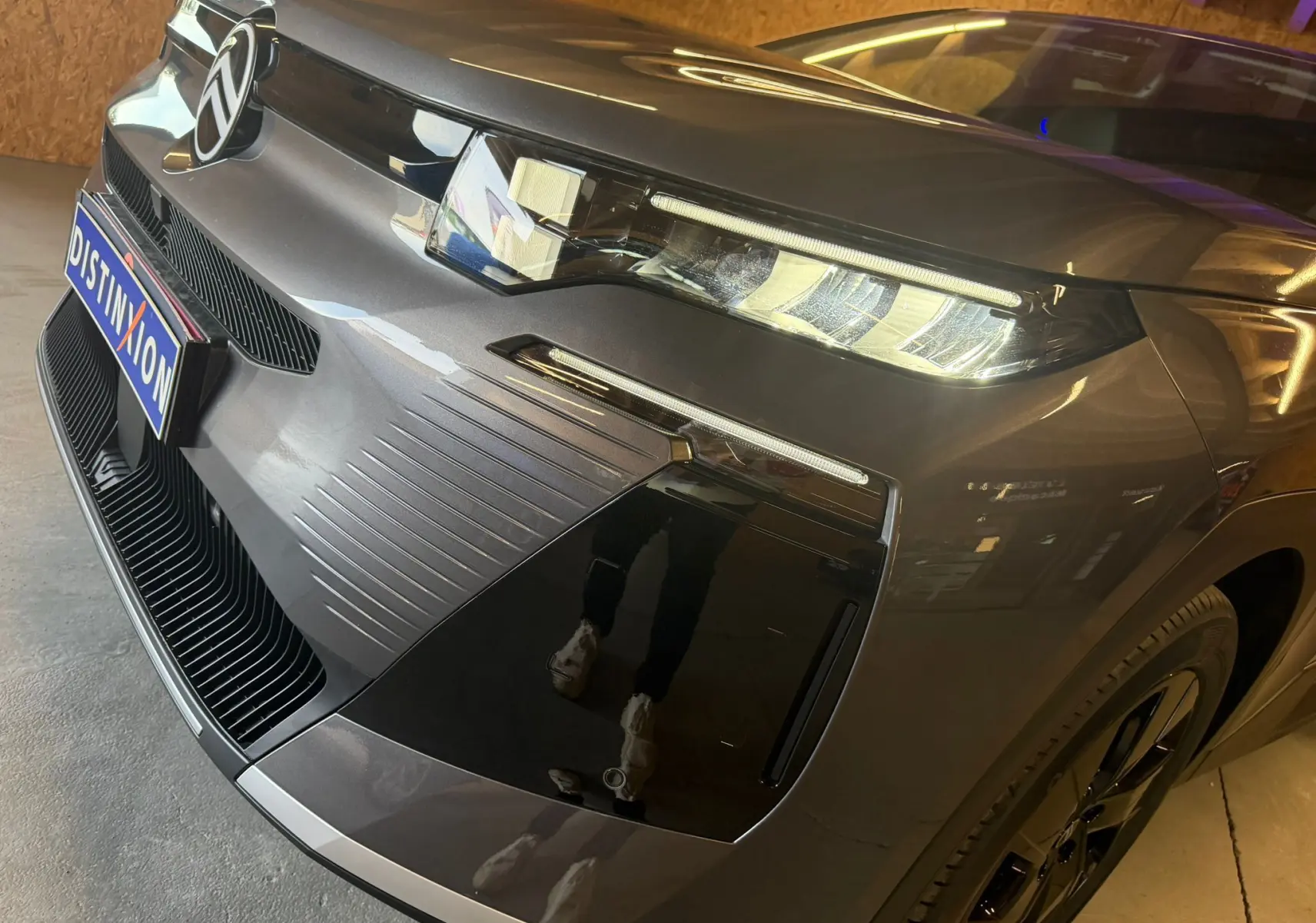 Gros plan sur l’avant droit gris du Citroën C5 Aircross 2026, mettant en valeur ses phares LED et la calandre moderne.