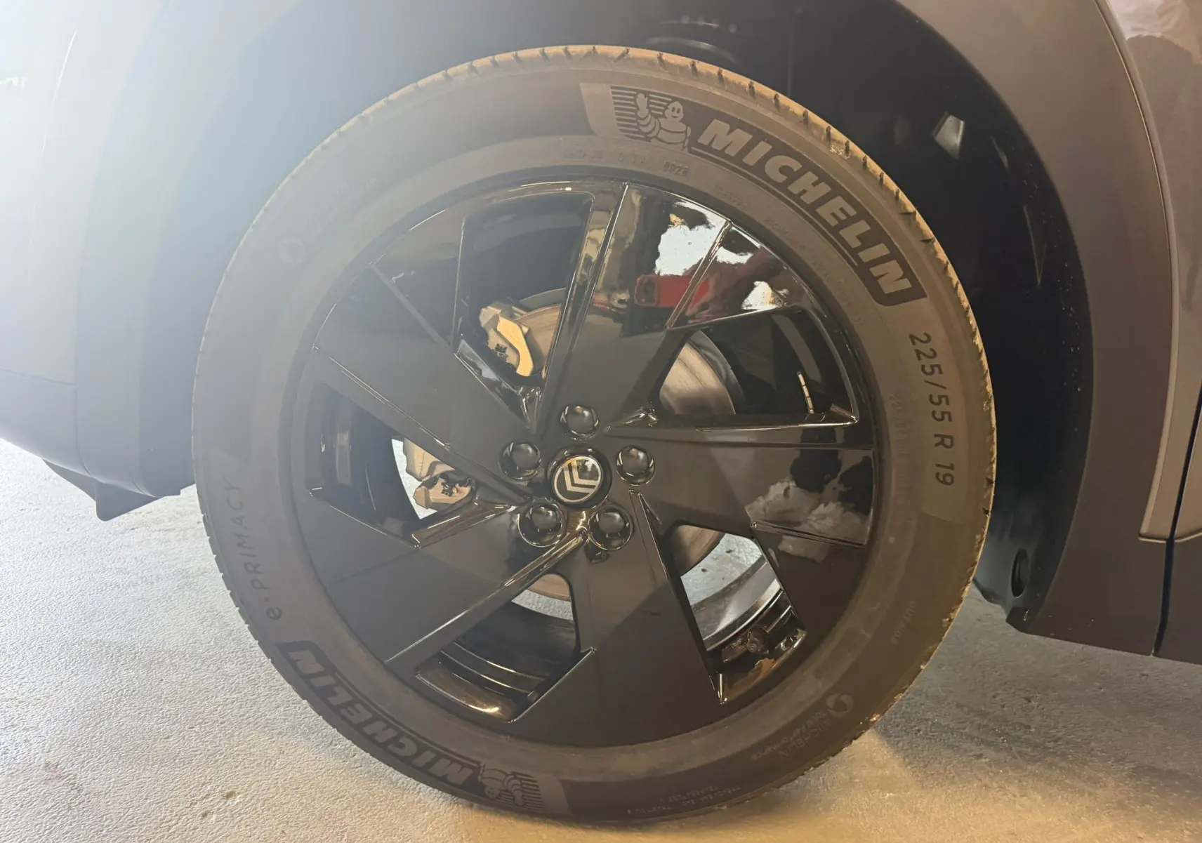 Gros plan sur la roue avant gauche du Citroën C5 Aircross gris 2026 avec jante noire brillante et pneu Michelin.