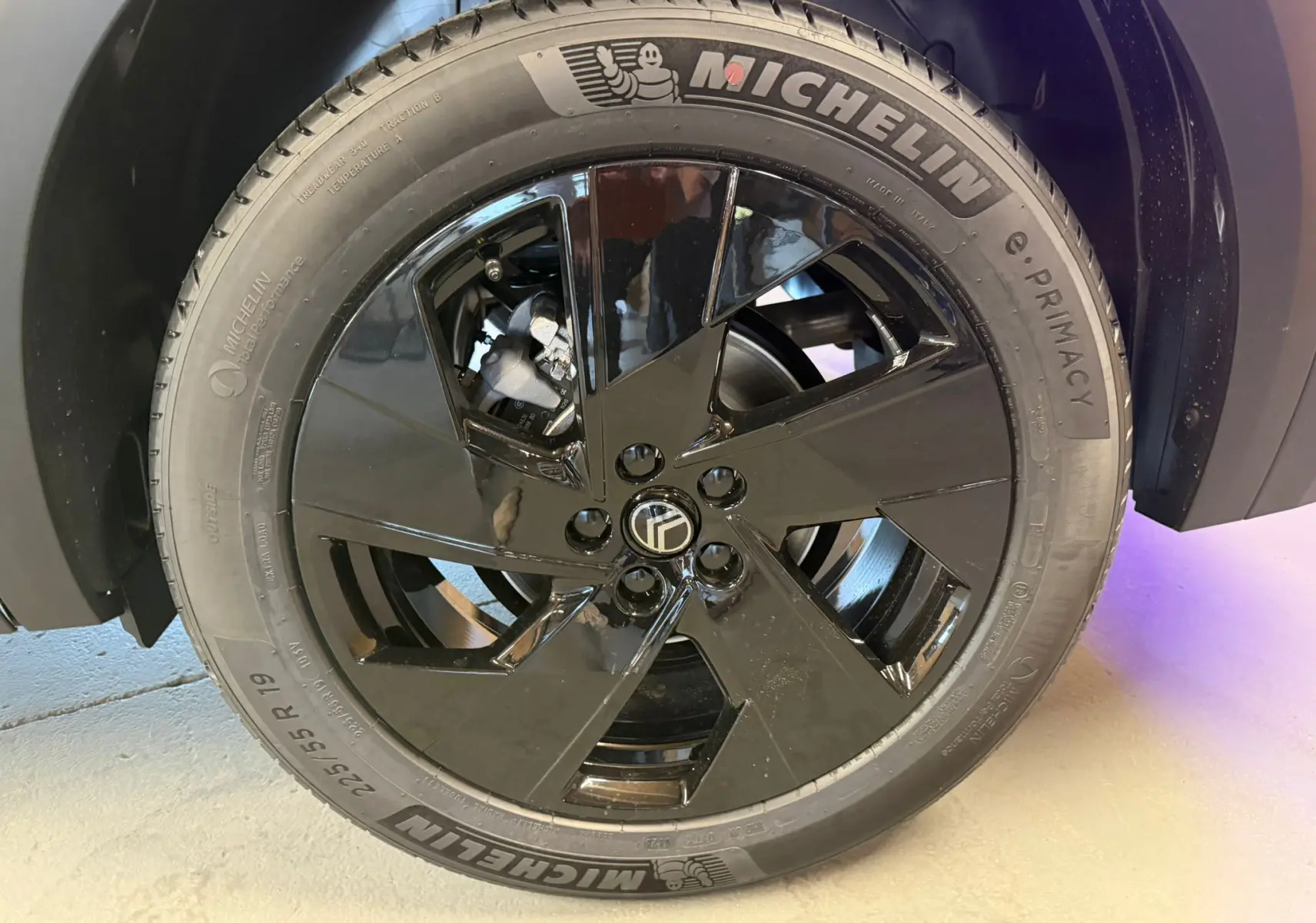 Gros plan sur la roue avant droite du Citroën C5 Aircross gris 2026 avec jante noire brillante et pneu Michelin.