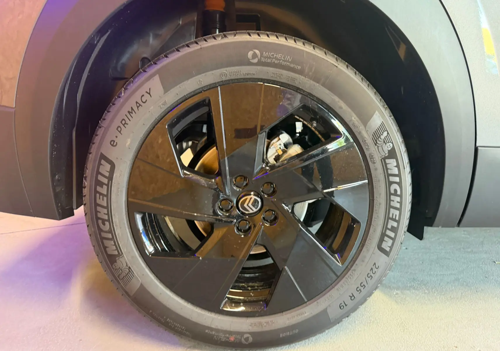 Gros plan sur la roue avant droite du Citroën C5 Aircross gris, avec jante noire brillante et pneu Michelin.