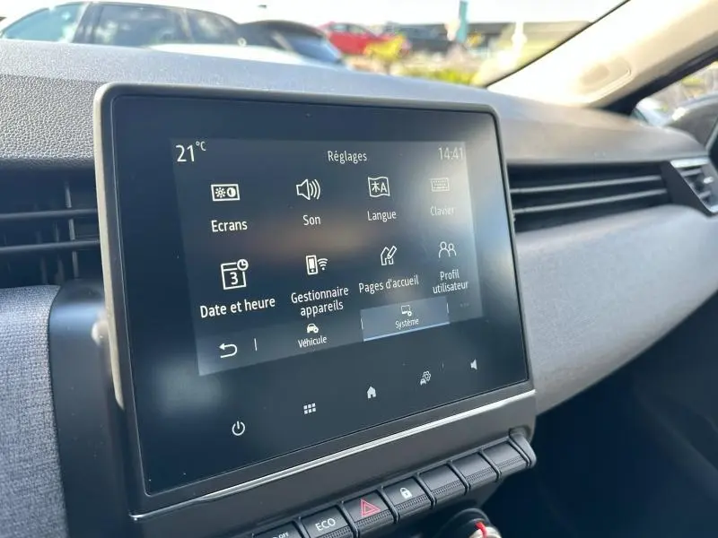 Écran tactile central du tableau de bord d’une Renault Clio gris Rafale, vue de près côté passager.