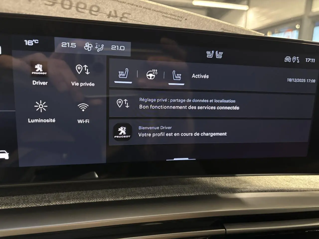 Écran tactile du tableau de bord du Peugeot 3008 Hybrid 2025 affichant les réglages de sièges chauffants et connectivité.