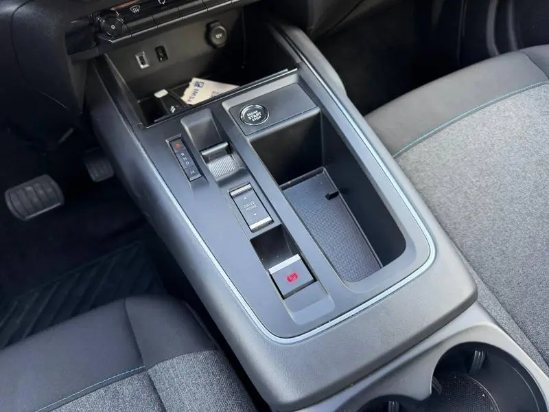Vue rapprochée de la console centrale grise du Citroën C5 Aircross 2024, avec boutons de boîte auto et frein électrique.