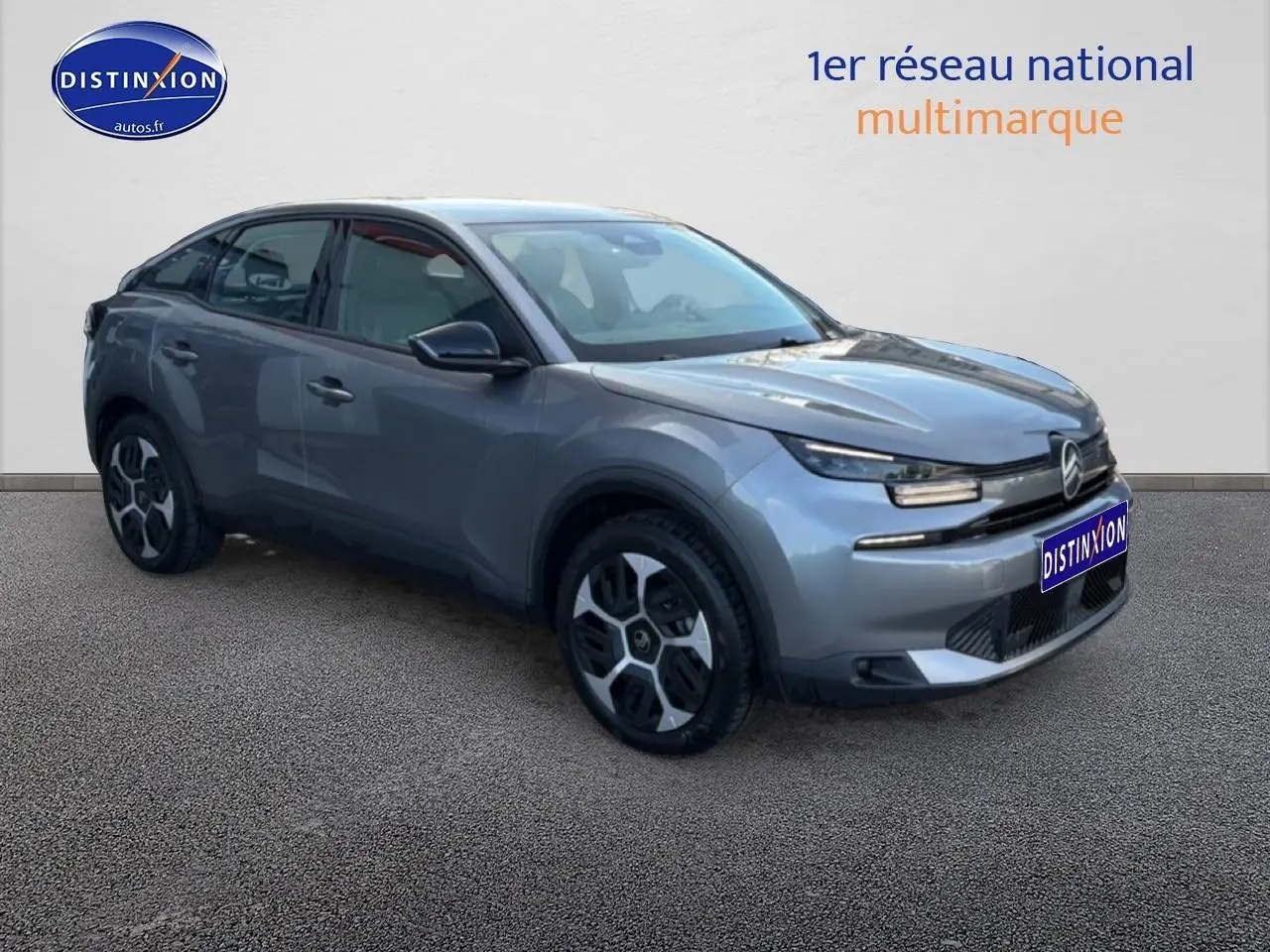 Citroën C4 électrique gris foncé vue 3/4 avant droit avec phares LED et jantes distinctives.
