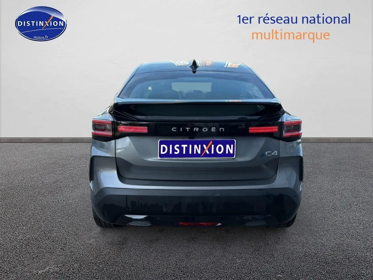 Vue arrière du Citroën C4 électrique gris foncé avec feux LED et logo distinctif sur fond neutre.