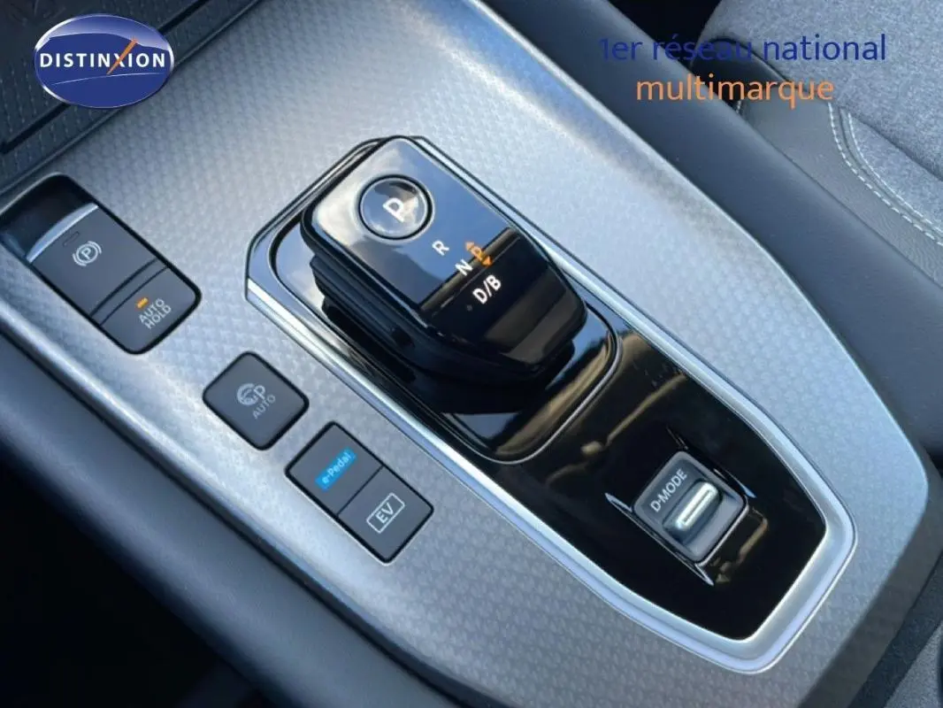 Gros plan sur la console centrale du Nissan Qashqai gris 2025, mettant en valeur la boîte automatique et les commandes de conduite.