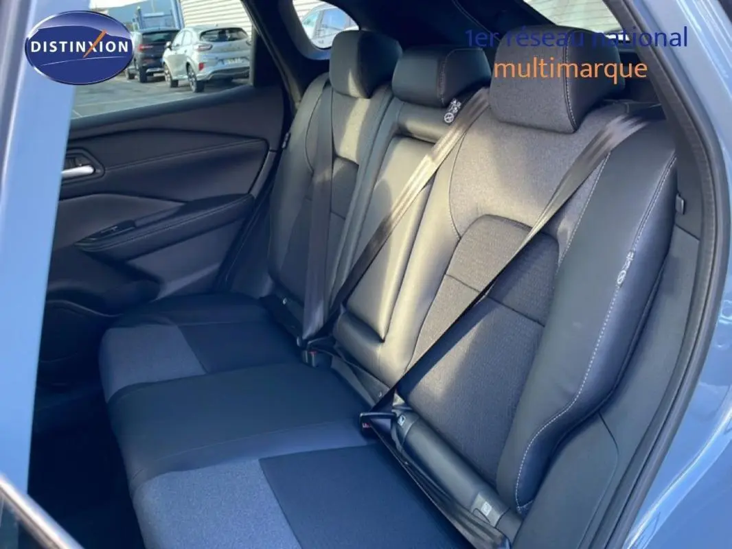 Vue intérieure côté gauche des sièges arrière en cuir et tissu gris foncé du Nissan Qashqai 2025, porte ouverte.