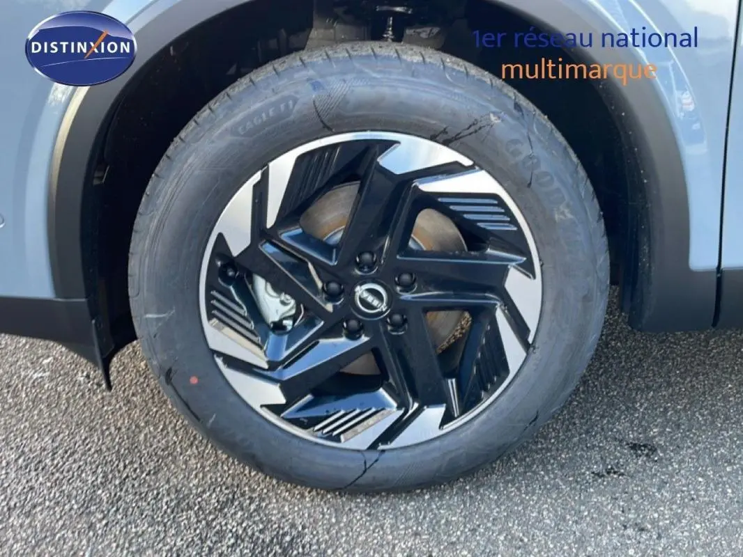 Gros plan sur la roue avant gauche du Nissan Qashqai gris 2025 avec jante aluminium noire et argentée.