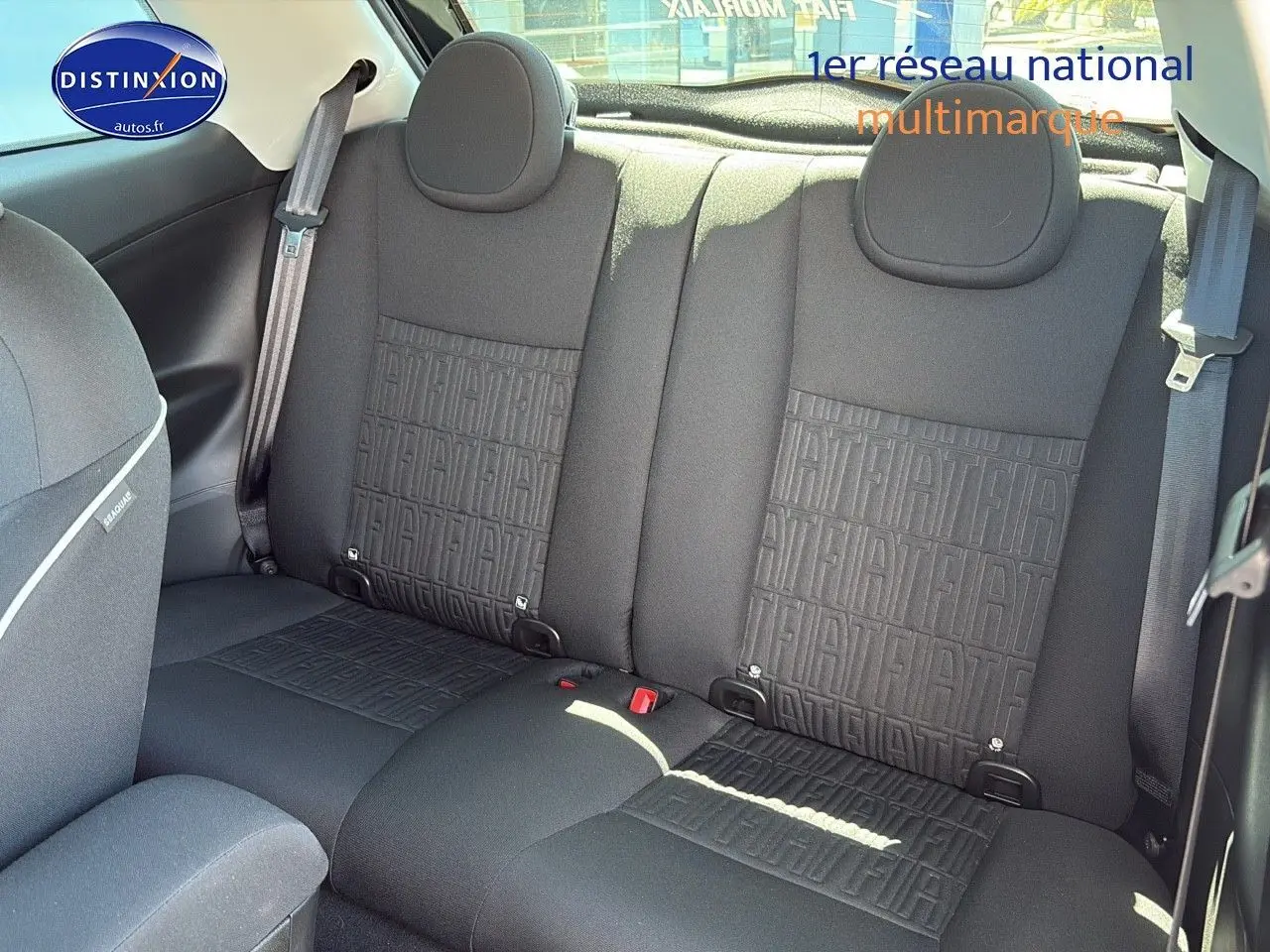 Vue intérieure sur la banquette arrière noire avec motif monogramme Fiat d'une FIAT 500 e 118ch 2024.