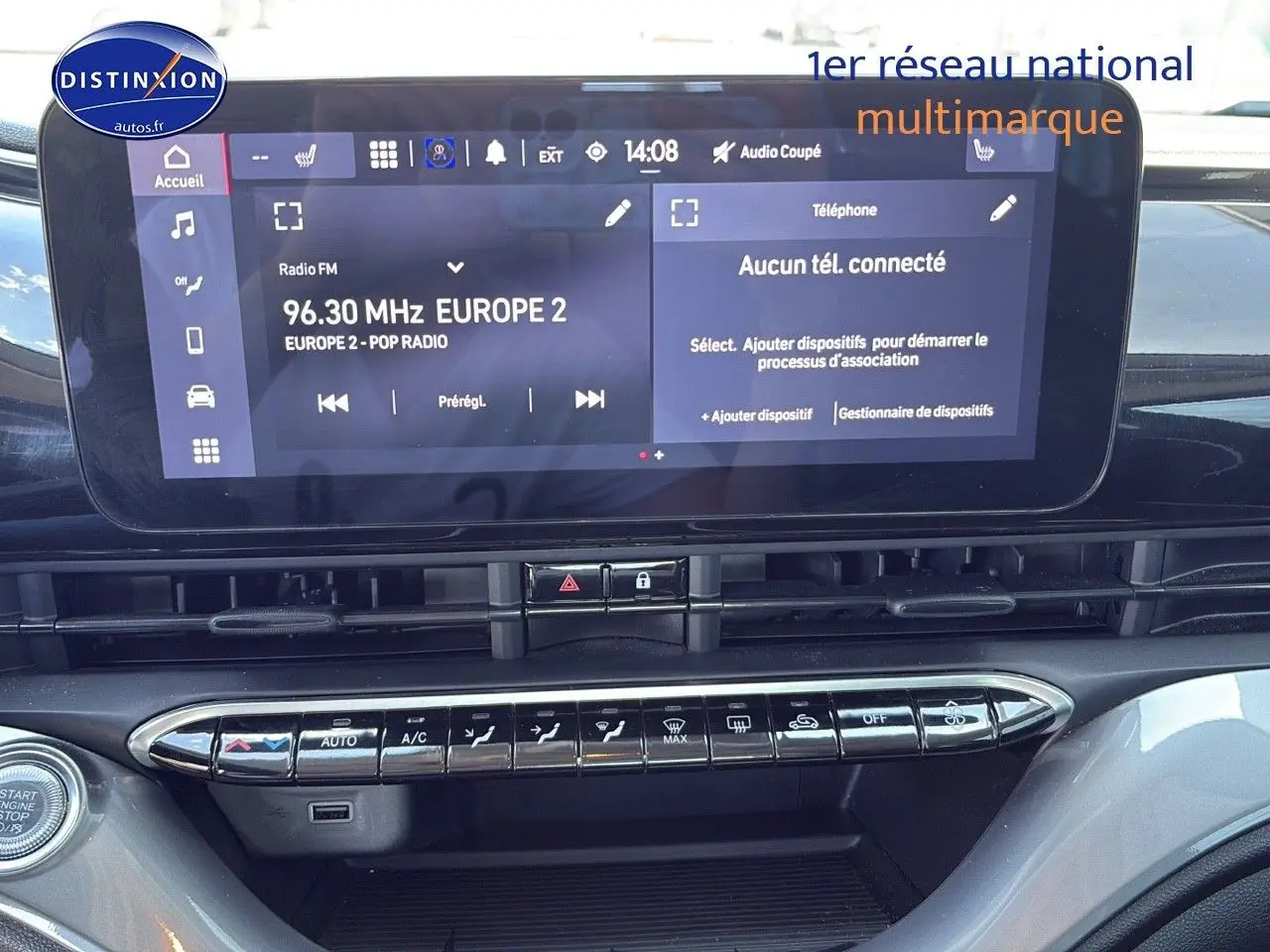 Vue rapprochée de la console centrale de la Fiat 500 électrique blanche 2024, avec écran tactile et commandes climatisation.