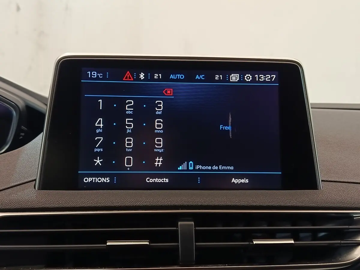 Écran tactile central du Peugeot 5008 gris clair, affichant le clavier téléphonique en intérieur.