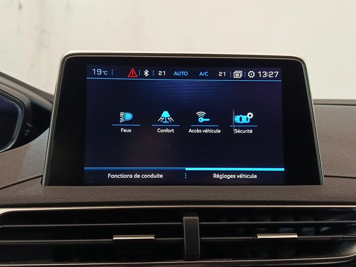 Écran tactile central du tableau de bord du Peugeot 5008 gris clair, affichant les réglages véhicule.