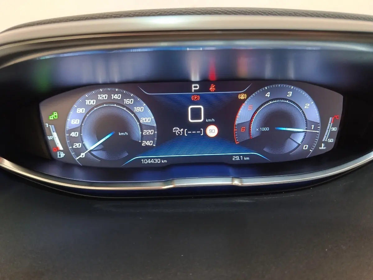 Tableau de bord numérique du Peugeot 5008 GT 2019, affichage vitesse et compte-tours lumineux bleu et rouge.