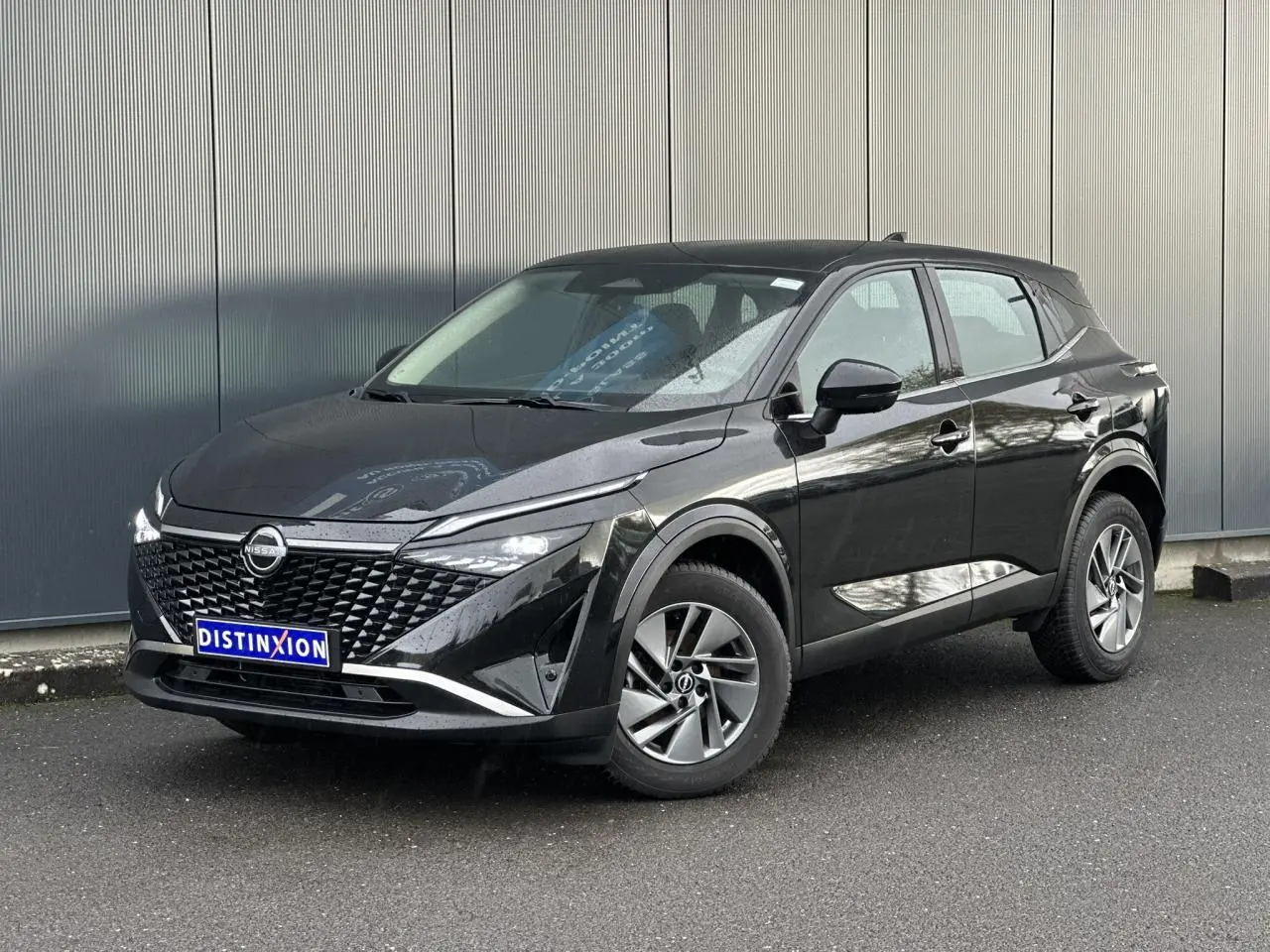 Nissan Qashqai III noir nacré en 3/4 avant droit, avec calandre distinctive et jantes alliage 17 pouces.