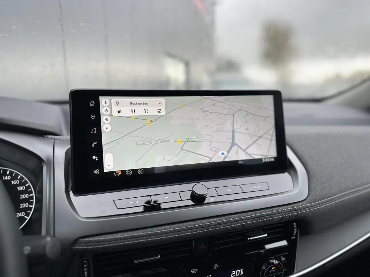 Vue rapprochée de l’écran tactile central avec navigation GPS du Nissan Qashqai 2025, intérieur noir.