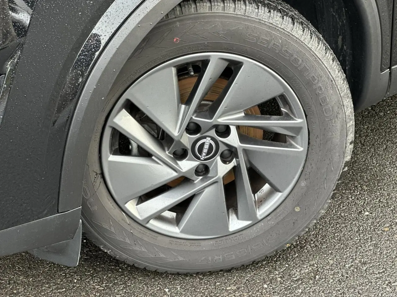 Gros plan sur la jante alliage 17 pouces grise du Nissan Qashqai III noir nacré, côté avant droit.