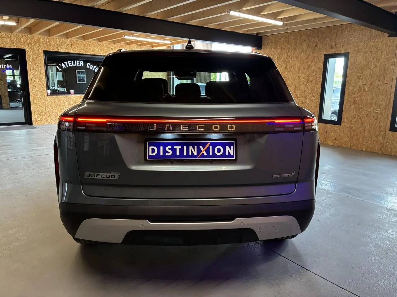 Vue arrière du SUV JAECOO J7 gris olive avec feux LED continus et plaque d'immatriculation Distinxion.