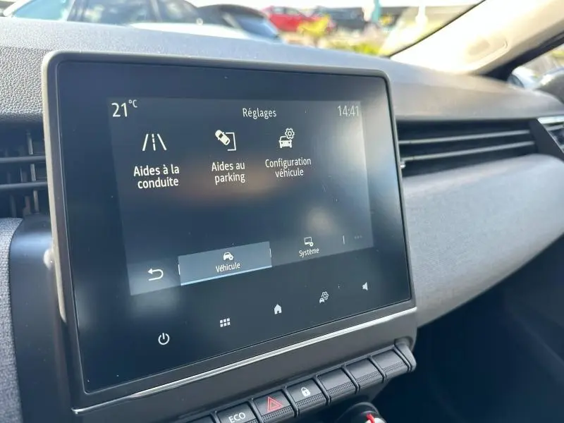 Écran tactile central affichant les réglages d’aides à la conduite dans l’habitacle d’une Renault Clio gris Rafale.