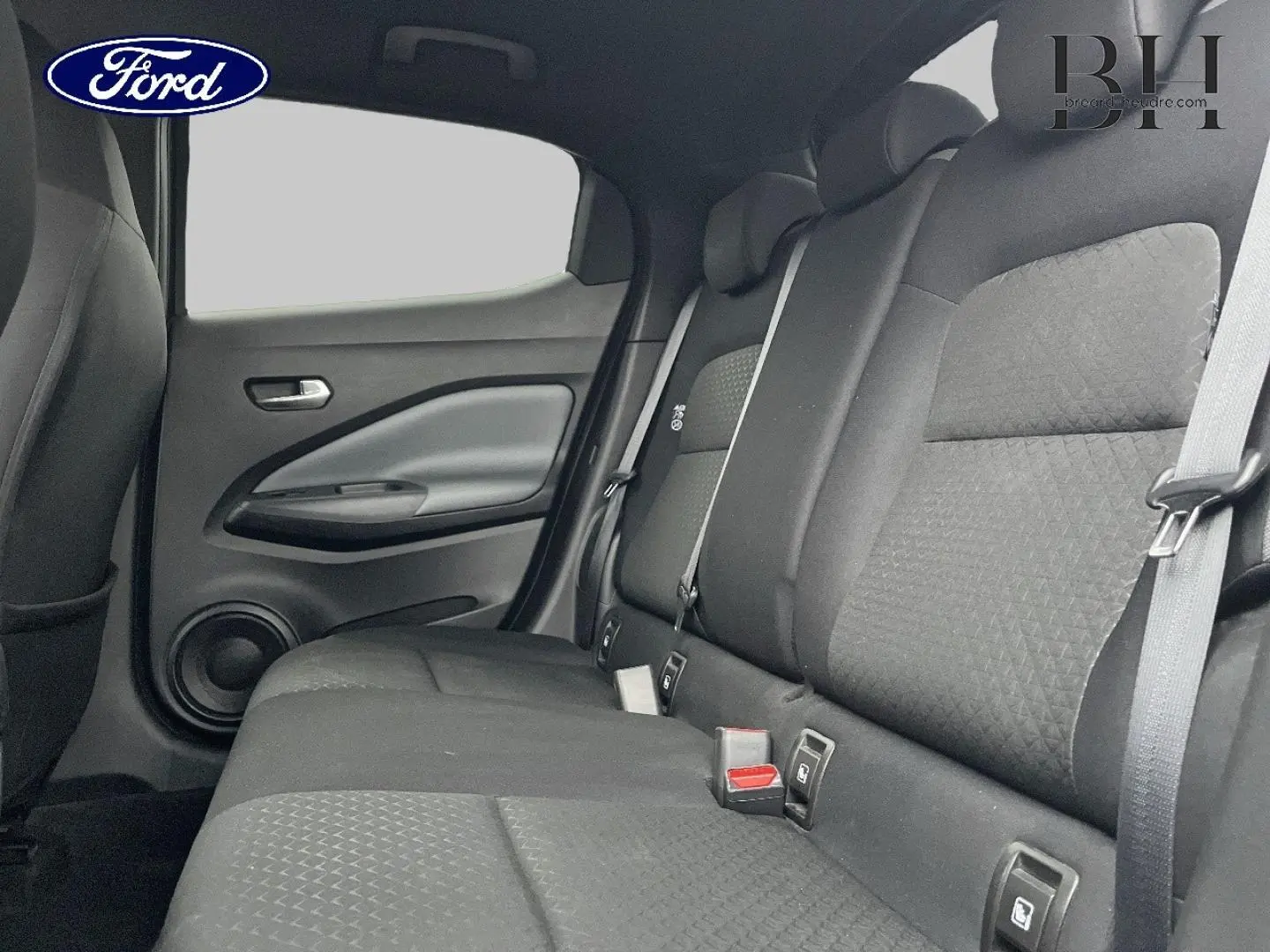 Vue intérieure de la banquette arrière noire avec ceintures et fixations Isofix visibles sur Nissan Juke 2020.