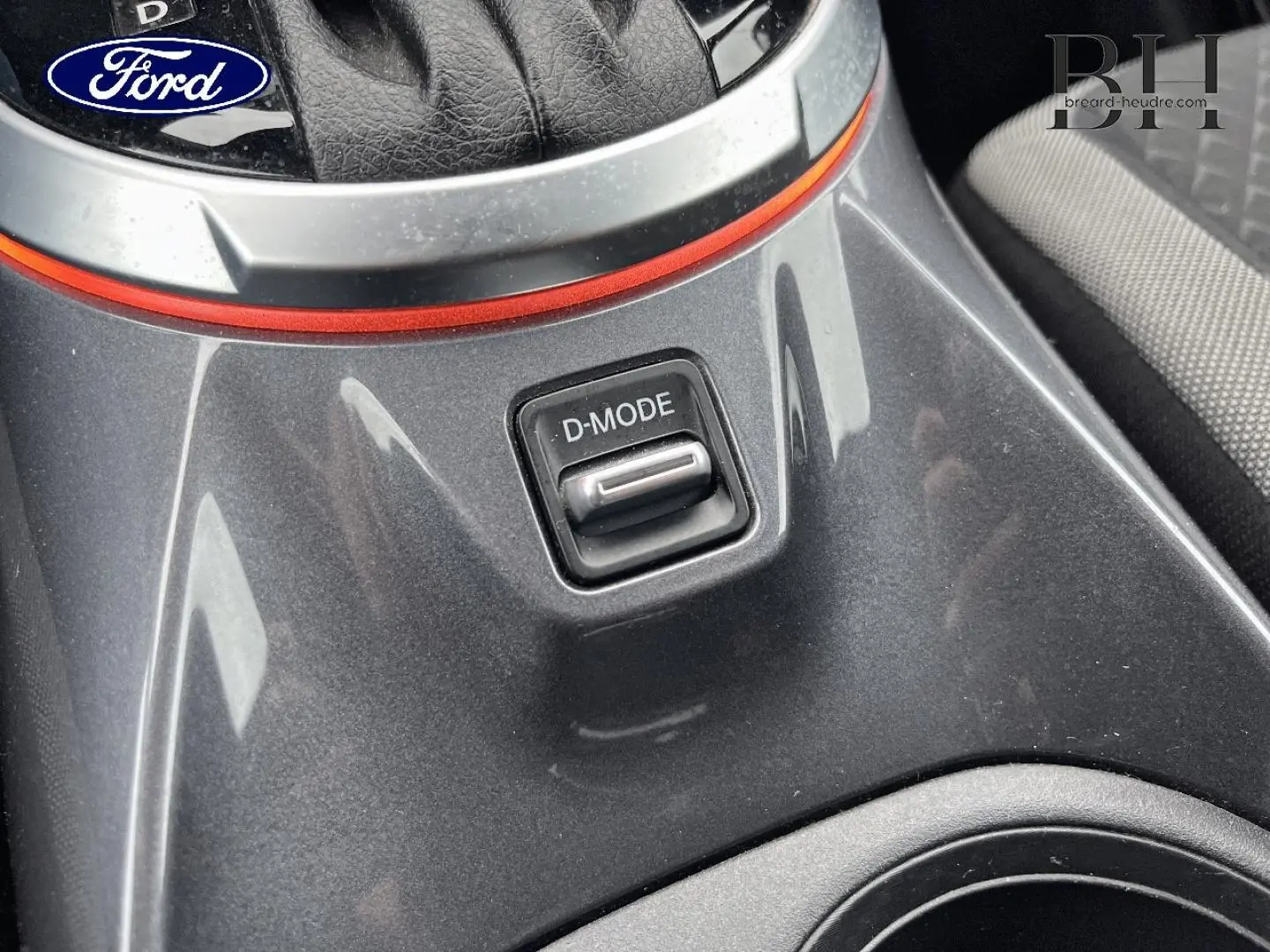 Détail du bouton D-MODE sur la console centrale noire métallisée d'un Nissan Juke 2020, version N-Connecta.