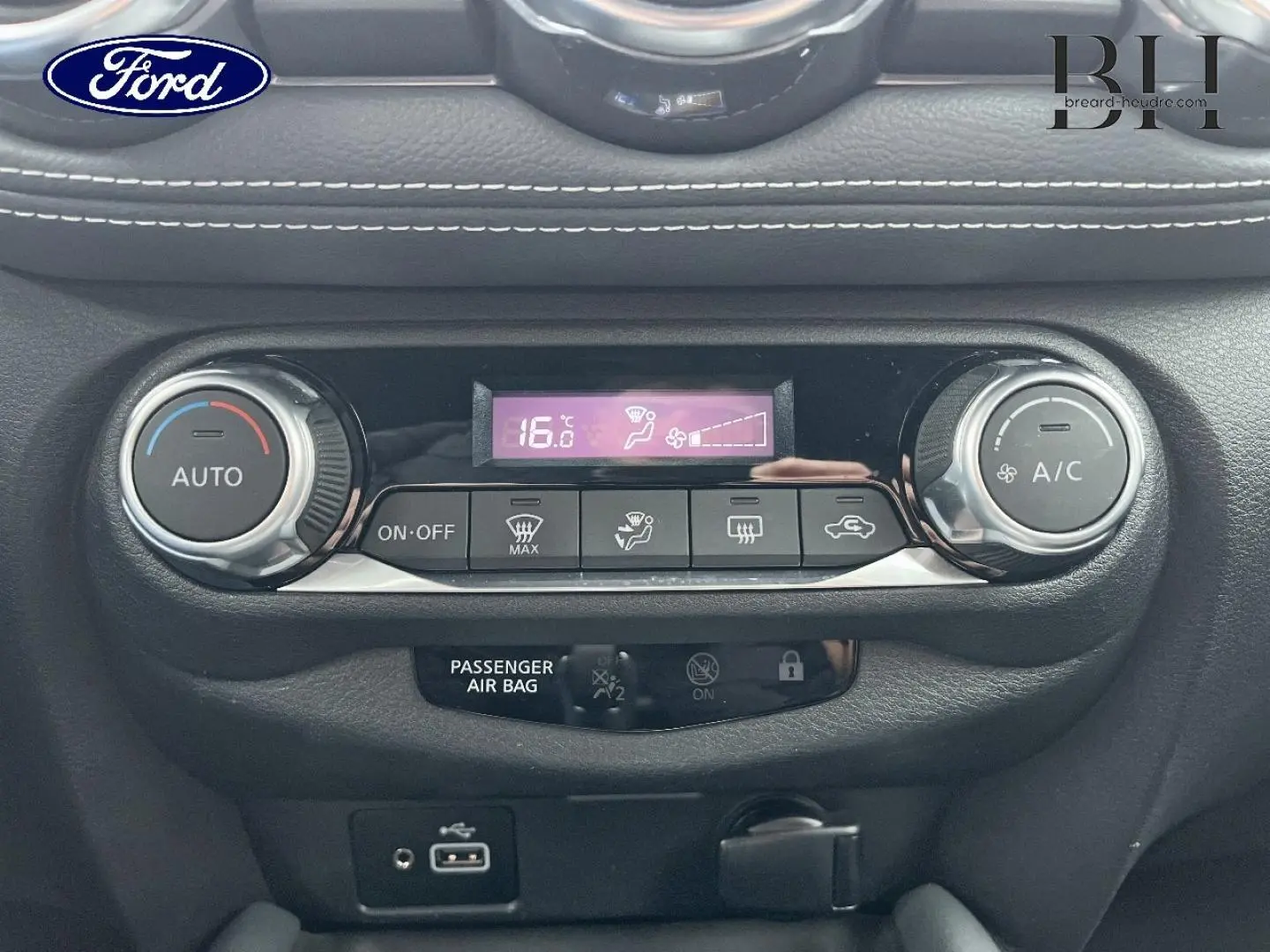 Panneau de commande de climatisation automatique avec écran digital et boutons, intérieur noir d'un Nissan Juke 2020.