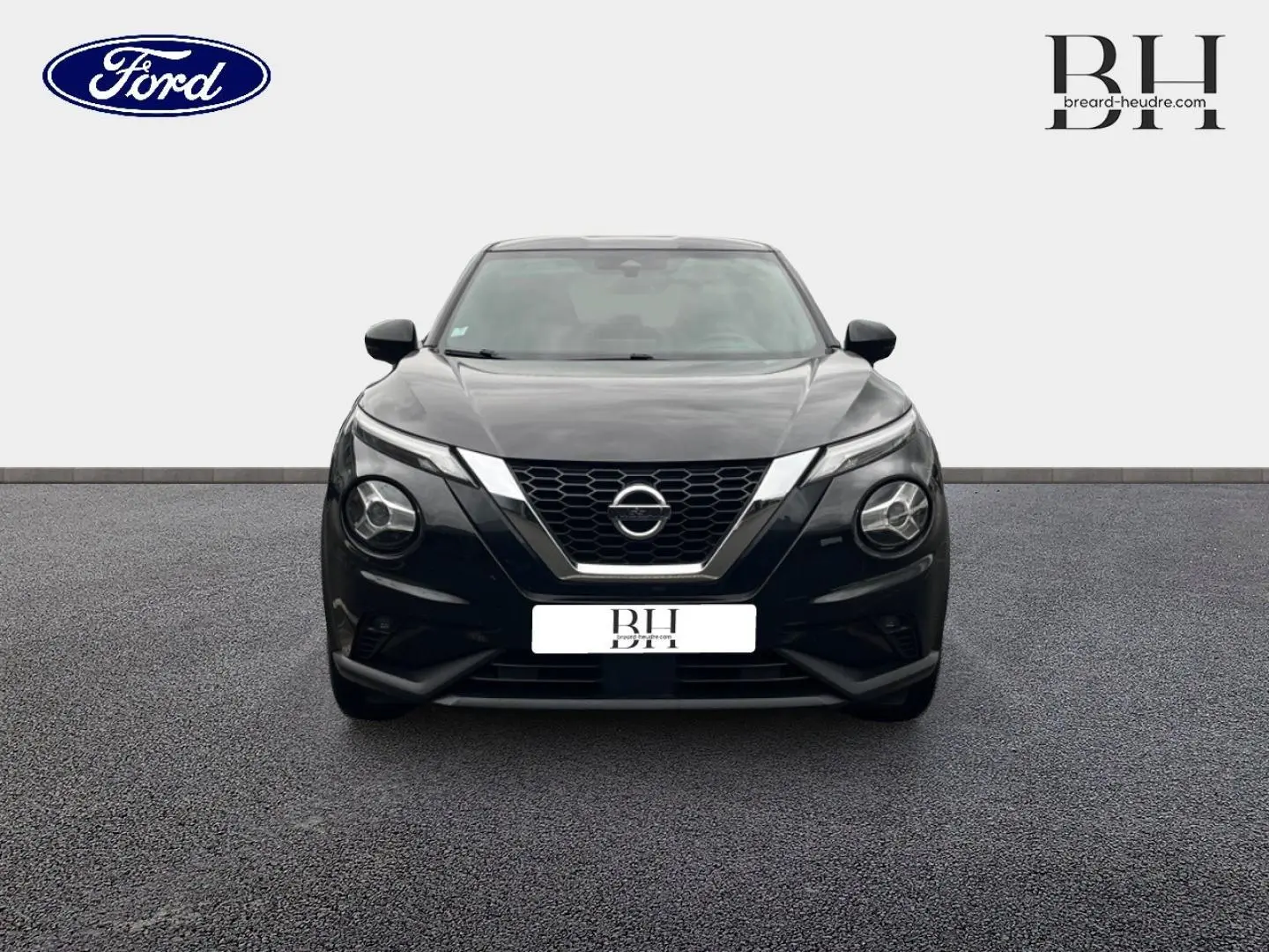 Vue avant d'un Nissan Juke noir métallisé 2020 avec calandre en V chromée et phares ronds distinctifs.