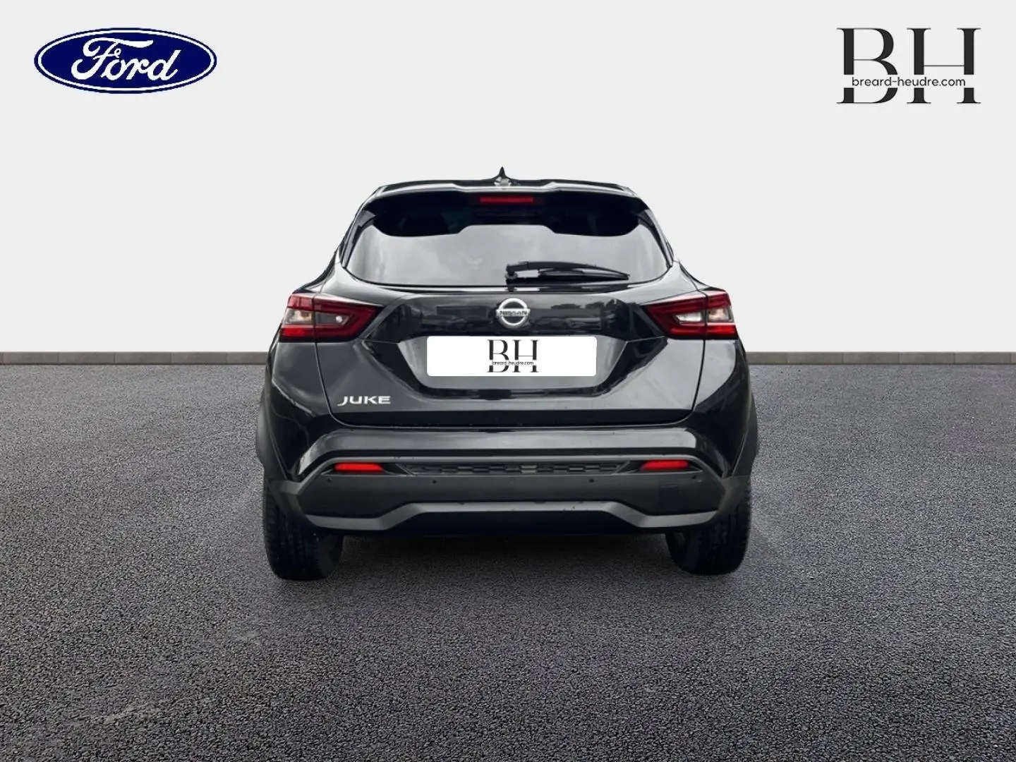 Vue arrière d'un Nissan Juke noir métallisé 2020, mettant en valeur ses feux arrière LED et son design compact.