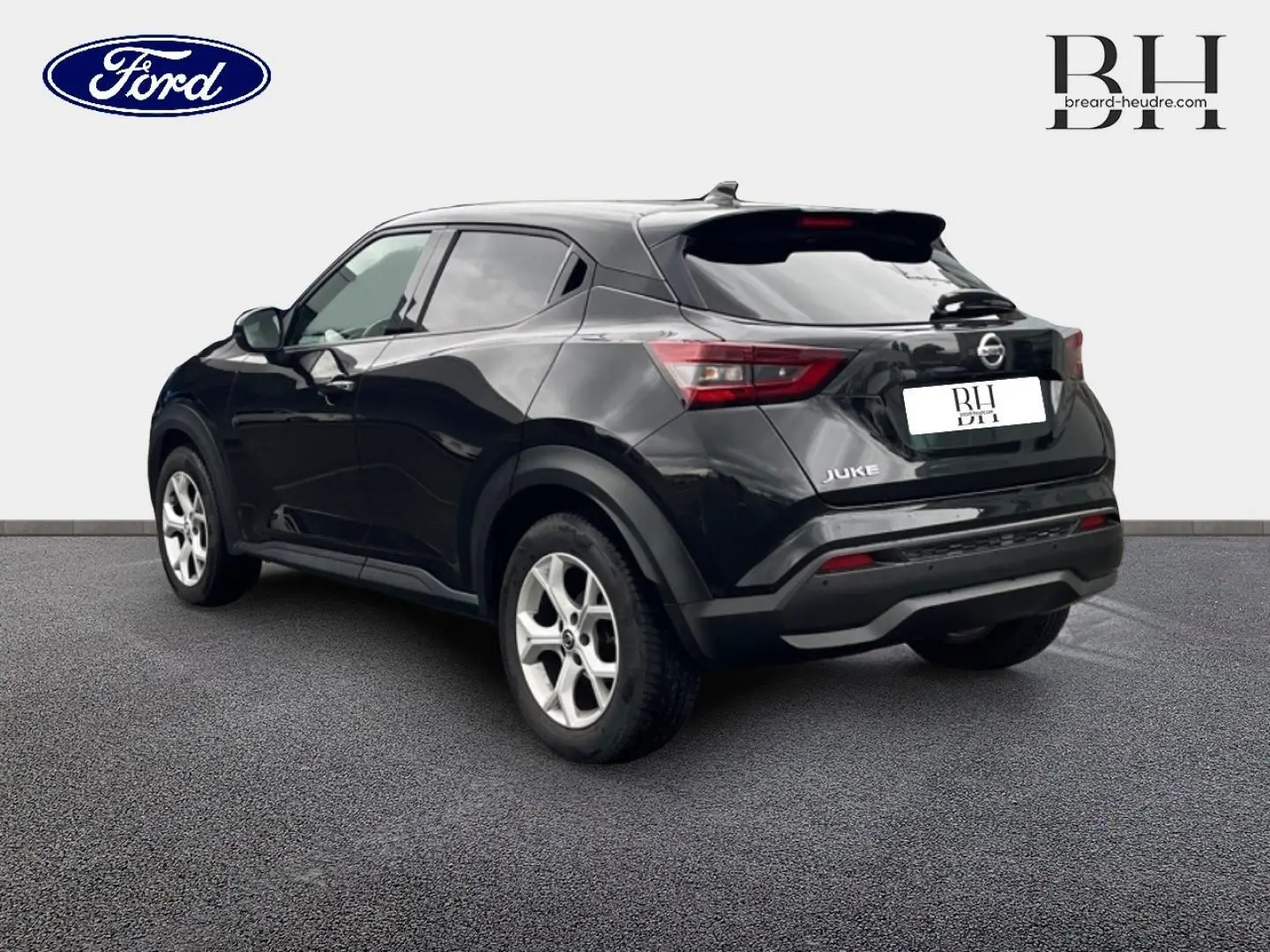 Vue 3/4 arrière droite d'un Nissan Juke noir métallisé 2020 avec jantes alu et feux arrière LED.