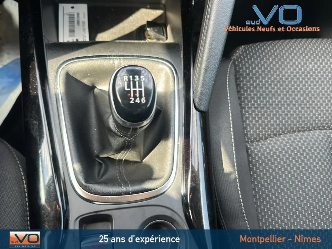 Le levier de vitesses manuel noir du Renault Kadjar TCe 140 Business, vu en gros plan côté conducteur.