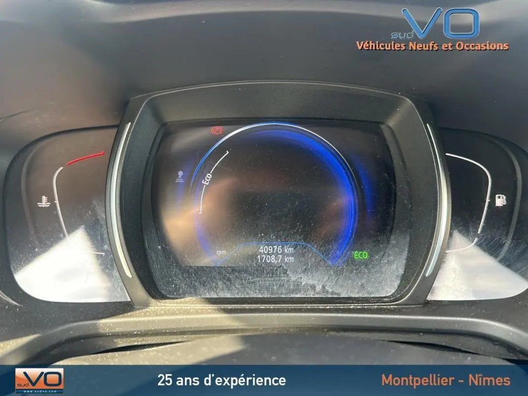 Gros plan sur le tableau de bord numérique du Renault Kadjar bleu foncé, affichant 40 976 km et mode Eco activé.