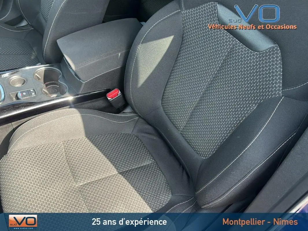 Gros plan sur le siège conducteur noir et la console centrale du Renault Kadjar TCe 140 FAP Business 2021.