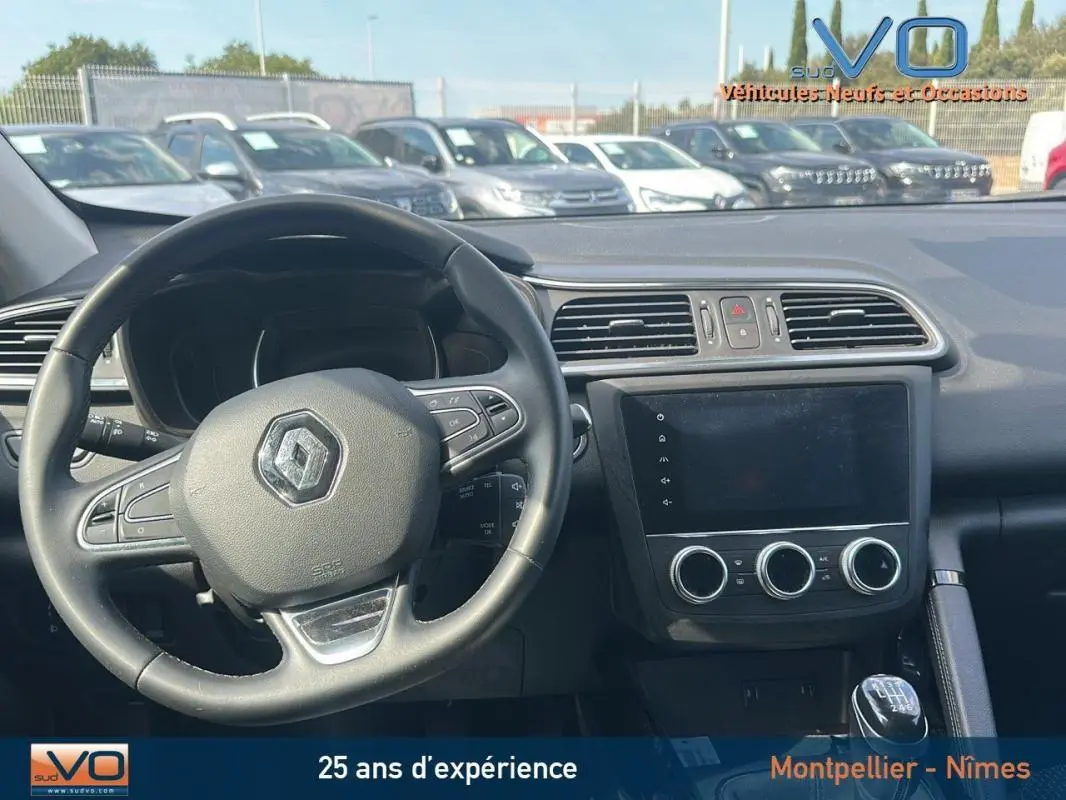 Vue intérieure du tableau de bord du Renault Kadjar TCe 140 Business 2021, avec volant multifonction et écran tactile.