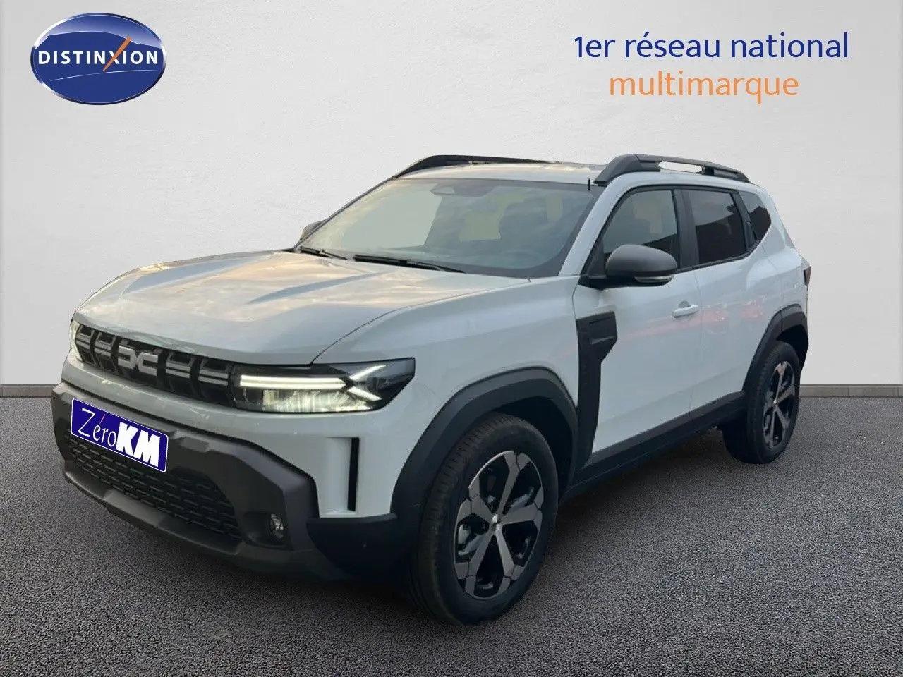 SUV Dacia Duster blanc glacier en 3/4 avant droit avec jantes bi-ton et détails noirs contrastants.