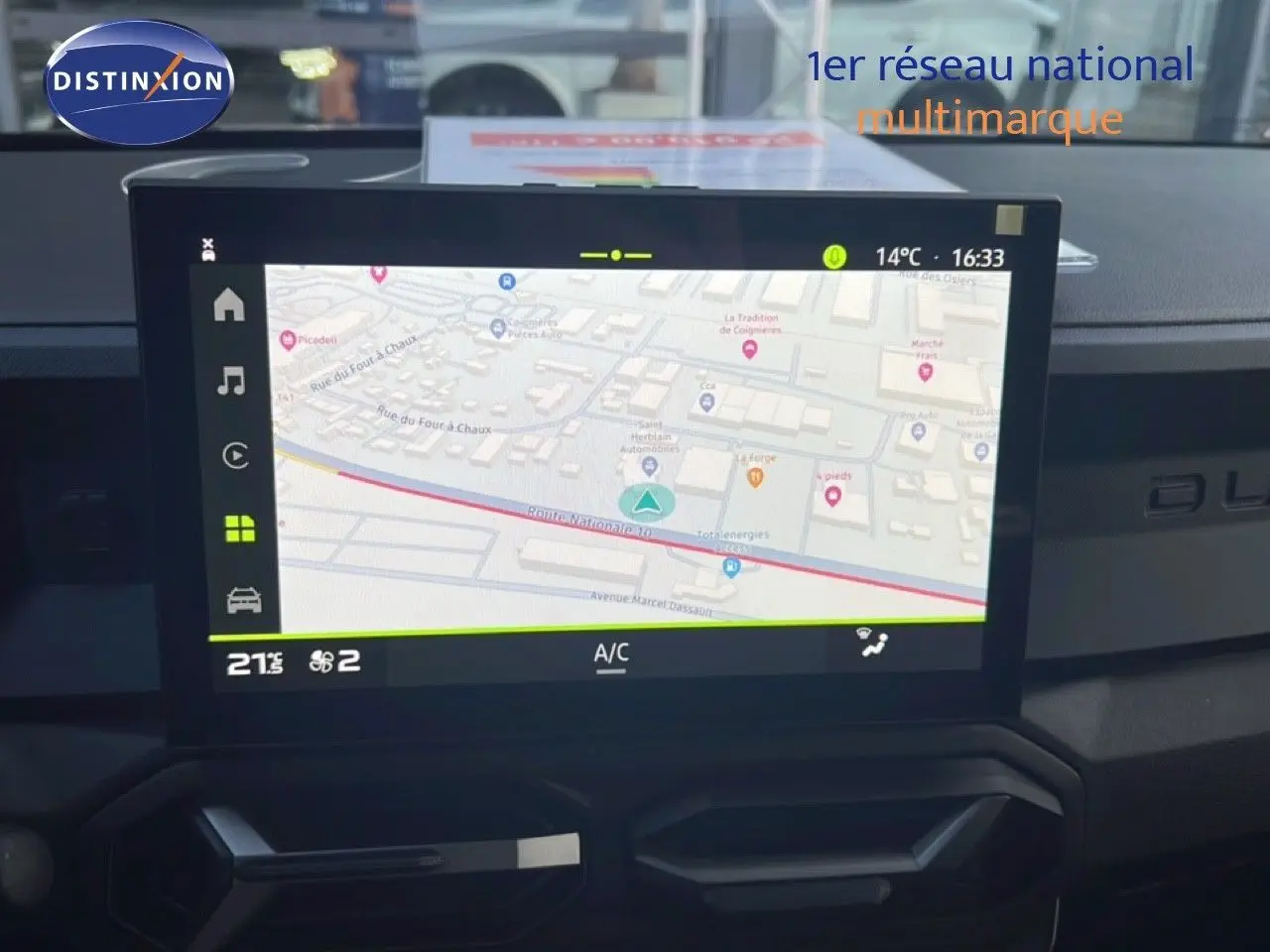 Écran tactile du système de navigation du Dacia Duster 2025, affichant une carte avec température et heure visibles.