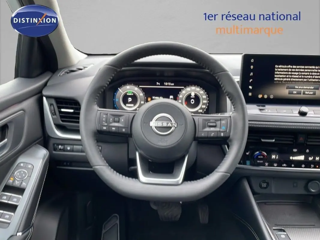 Vue intérieure centrée sur le volant cuir et le cockpit numérique du Nissan Qashqai blanc 2025, version N-Connecta.