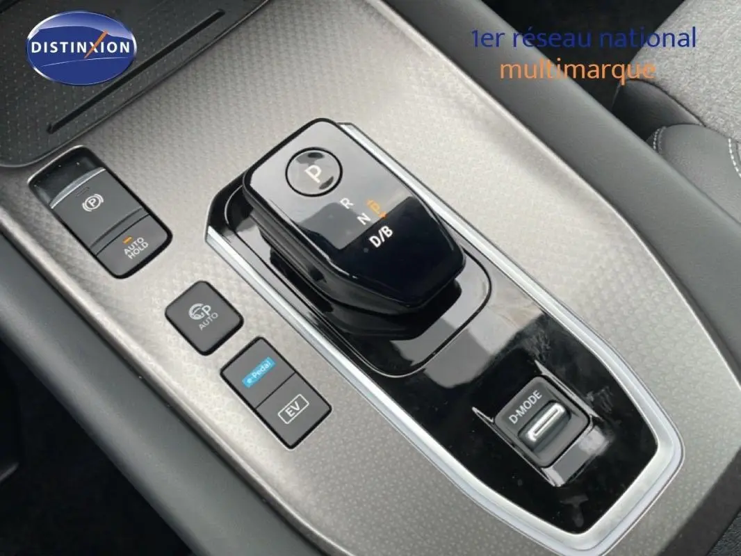 Gros plan sur la console centrale du Nissan Qashqai 2025, montrant la boîte automatique et les boutons de contrôle.