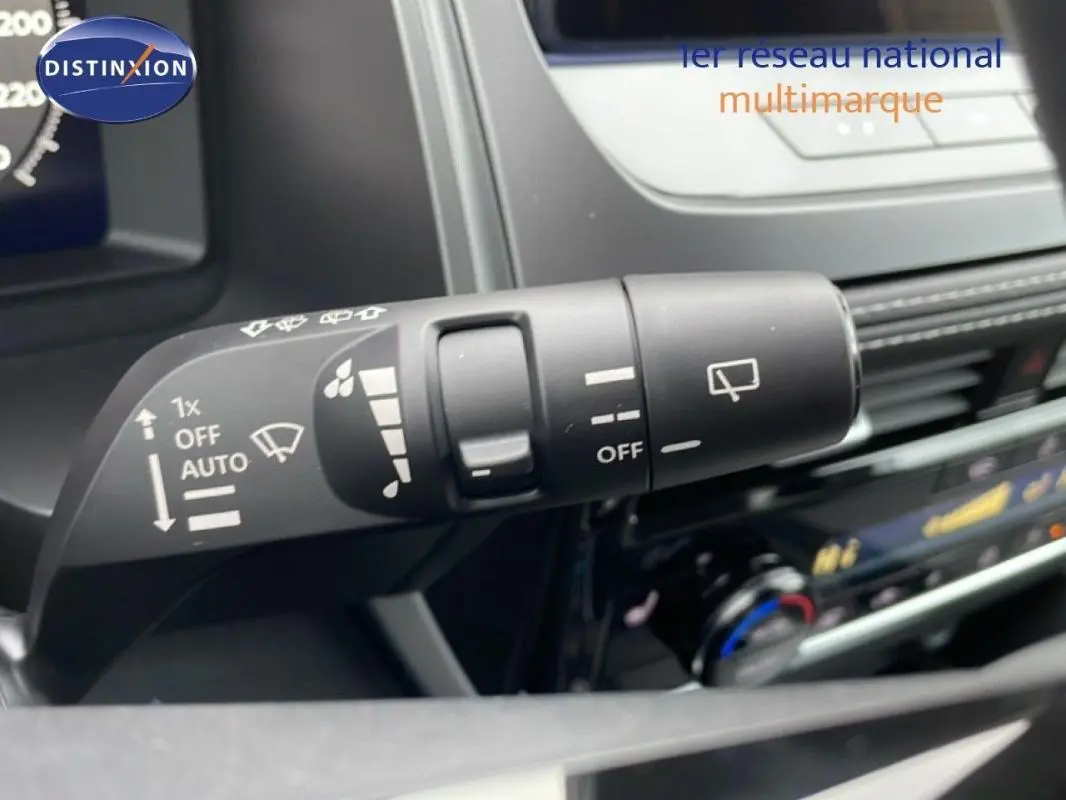 Gros plan sur la commande des essuie-glaces du Nissan Qashqai 2025, intérieur noir avec tableau de bord moderne.