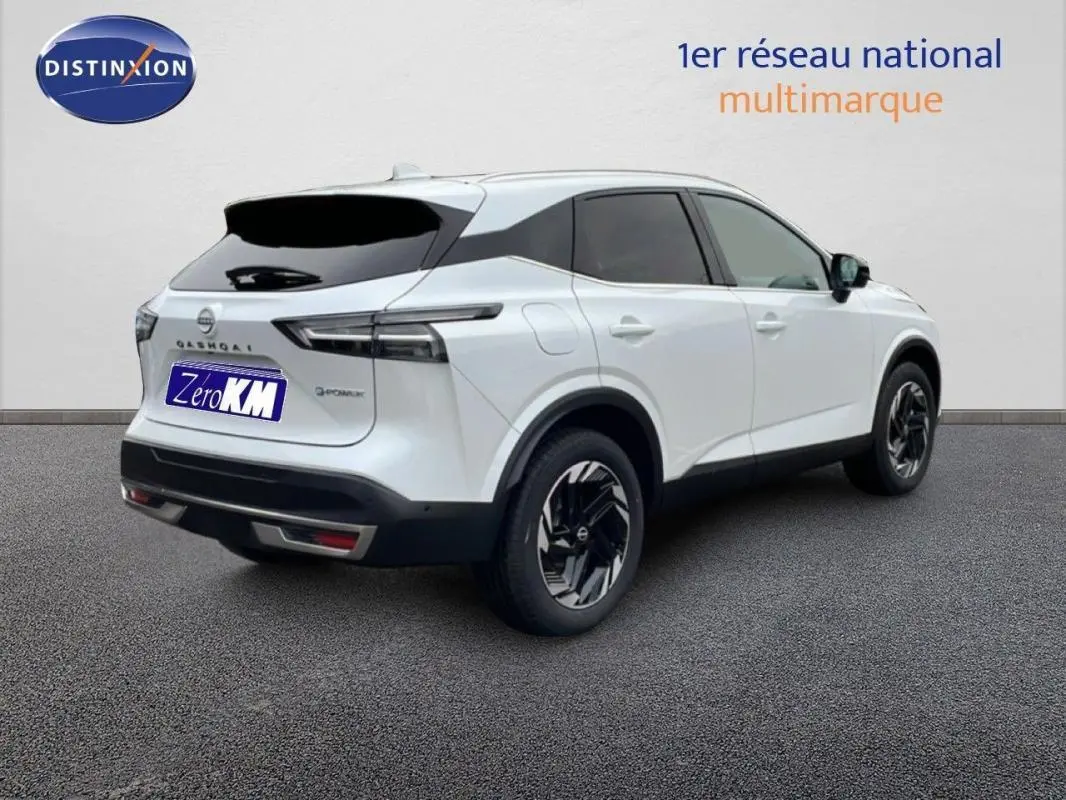 Vue 3/4 arrière droite du Nissan Qashqai blanc 2025 avec jantes aluminium et vitres teintées.