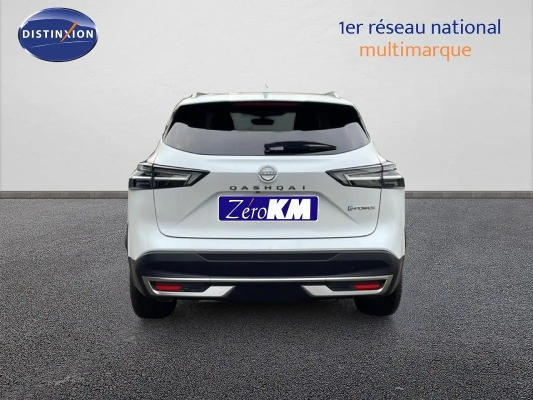 Vue arrière d’un Nissan Qashqai blanc 2025 avec feux LED et logo e-Power visible.