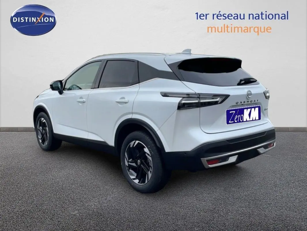 Vue 3/4 arrière droite du Nissan Qashqai blanc 2025 avec jantes aluminium et vitres teintées.