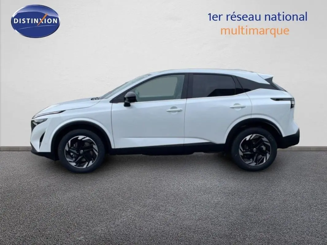 Nissan Qashqai blanc en profil droit, avec jantes aluminium noires et toit noir contrasté, sur fond neutre.